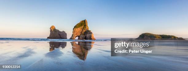 archway islands at wharariki beach,cape farewell, tasman, new zealand - kahurangi national park stock-fotos und bilder