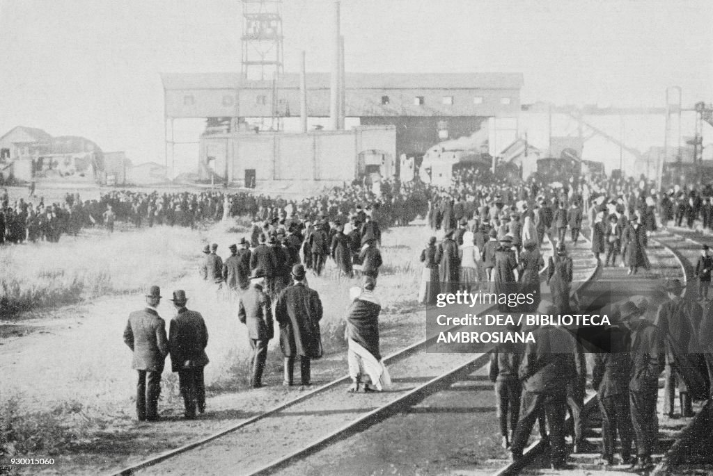 Relatives, friends of buried miners, entrance mine