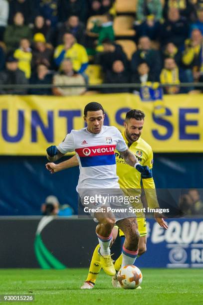 Memphis Depay of Olympique Lyon battles for the ball with Mario Gaspar Perez Martínez of Villarreal CF during the UEFA Europa League 2017-18 Round of...