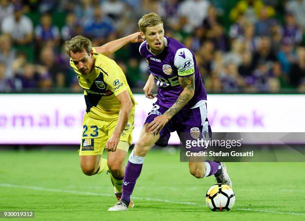 Andy Keogh of the Glory looks to pass the ball during the round 22 A-League match between the Perth Glory and the Central Coast Mariners at nib...