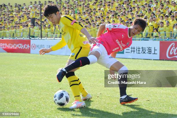 Yuta Nakayama of Kashiwa Reysol and Yoichiro Kakitani of Cerezo Osaka compete for the ball during the J.League J1 match between Kashiwa Reysol and...