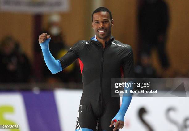 Shani Davis of the USA celebrates winning the men 1000 m Division A race during the Essent ISU World Cup Speed Skating on November 6, 2009 in Berlin,...