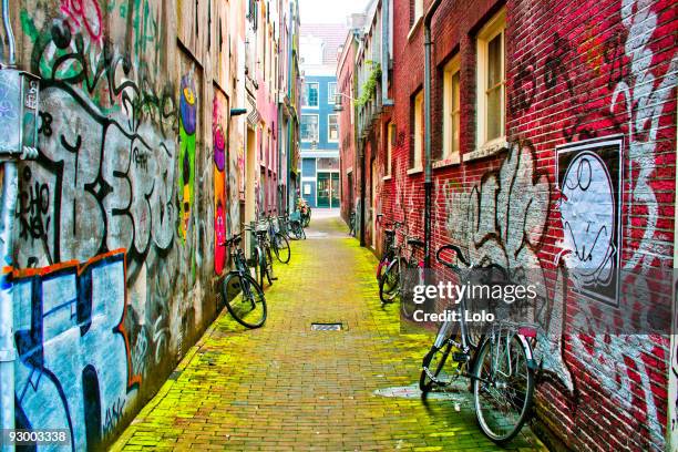 graffitis - graffiti wall stockfoto's en -beelden