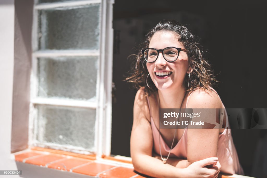 Femme regardant à travers la fenêtre
