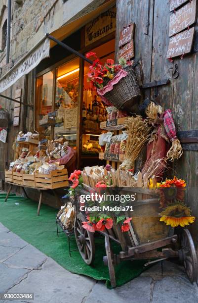 italiaanse winkel - arezzo stockfoto's en -beelden