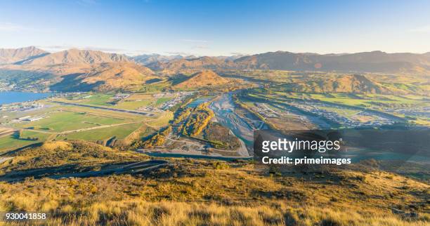 panorama-natur-landschaft in neuseeland südinsel - arrowtown stock-fotos und bilder