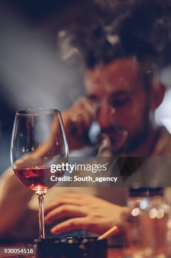 一個人喝悶酒 一個人喝悶酒