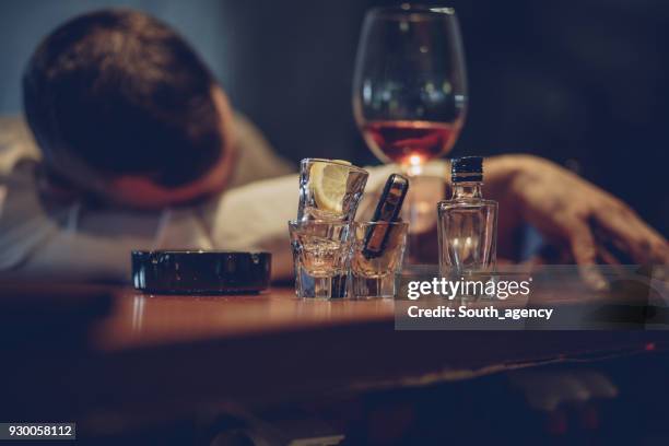 hij is dronken van alcohol - comazuipen stockfoto's en -beelden