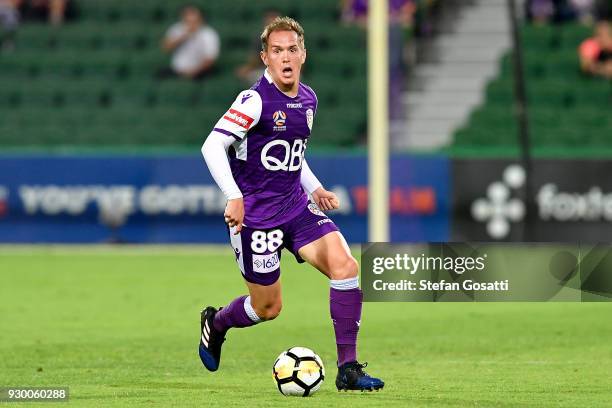 Neil Kilkenny of the Glory move the ball foward during the round 22 A-League match between the Perth Glory and the Central Coast Mariners at nib...