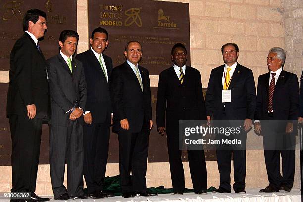 President of Santos Alejandro Irraragorri, Humberto Moreira, President of Mexico Felipe Calderon, Pele, Carlos Fernandez and President of FEMEXFUT...
