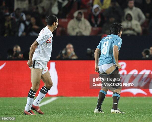 Italian midfielder Gennaro Gattuso fixes his short next to Egytpian forward Mohamed Aboutrika during the Fifa Confederations Cup football match Egypt...