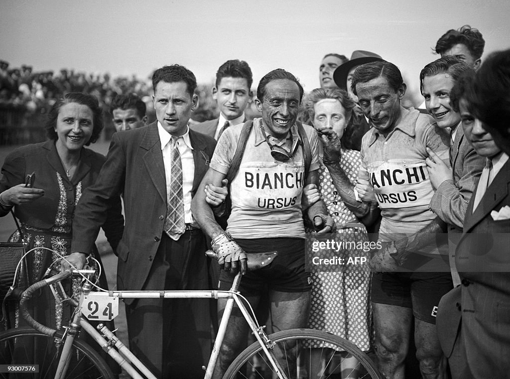 Italian cyclist Fausto Coppi (R) poses w