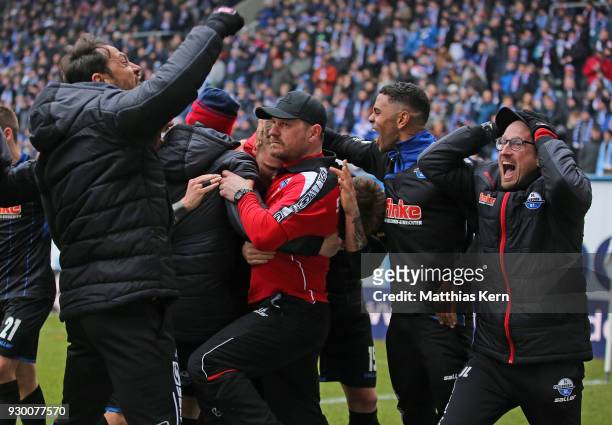 Sven Michel of Paderborn jubilates with team mates and head coach Steffen Baumgart after scoring the fourth goal during the 3.Liga match between FC...