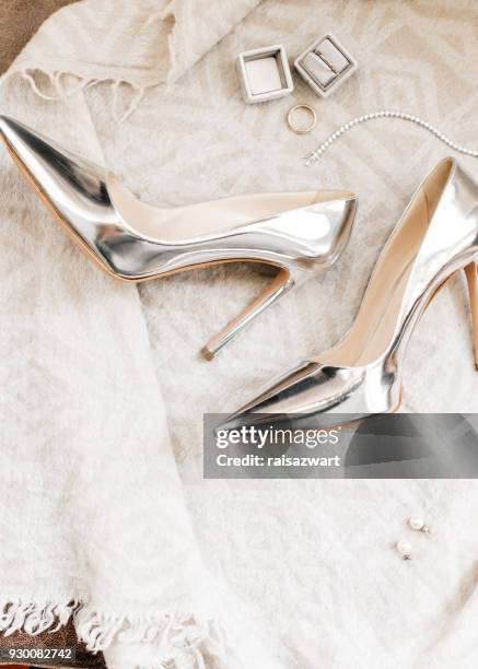 wedding rings, shoes and bracelet - silberne schuhe stock-fotos und bilder