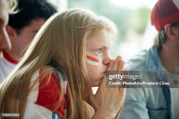 english soccer fans watching televised match together - fan women stock-fotos und bilder