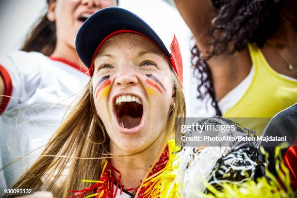 german football fan cheering at match - norte europeu - fotografias e filmes do acervo