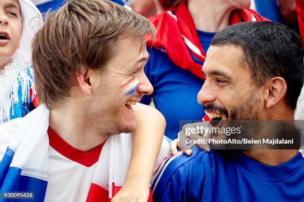 french football fans enjoying match - tenue de football photos et images de collection