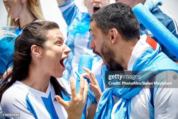 argentinian football fans shouting excitedly at match - argentina fan fotografías e imágenes de stock