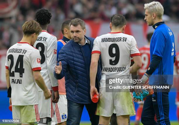 Hamburg's German coach Bernd Hollerbach thanks Hamburg's Japanese defender Gotoku Sakai after the German first division Bundesliga football match...