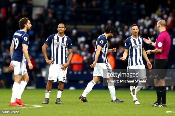 Jay Rodriguez, Jose Salomon Rondon, Ahmed El-Sayed Hegazi and Kieran Gibbs of West Bromwich Albion speak with the Match Referee on the full time...