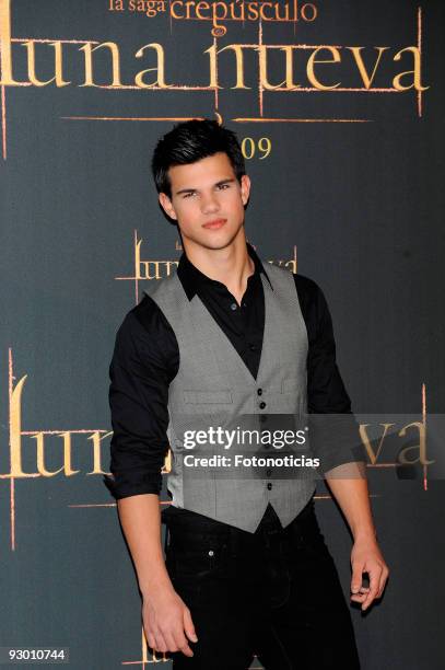 Actor Taylor Lautner attends a photocall for "The Twilight Saga:New Moon" at the Villamagna Hotel on November 12, 2009 in Madrid, Spain.