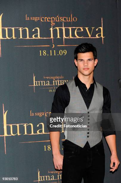 Actor Taylor Lautner attends a photocall for "The Twilight Saga:New Moon" at the Villamagna Hotel on November 12, 2009 in Madrid, Spain.
