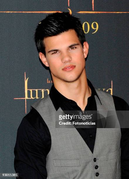 Actor Taylor Lautner attends a photocall for "The Twilight Saga: New Moon" at the Villamagna Hotel on November 12, 2009 in Madrid, Spain.