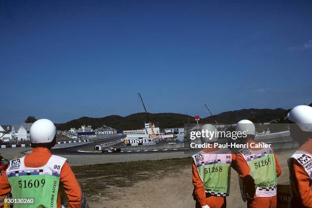 Eddie Irvine, Jordan-Peugeot 195, Grand Prix of Pacific, Okayama International Circuit, 22 October 1995. Track marshals in Okayama circuit.