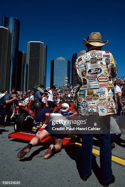 Alan Jones, Lola-Ford THL2, Grand Prix of Detroit, Detroit street circuit, 22 June 1986. Pit lane atmosphere in Detroit before the Formula One race.