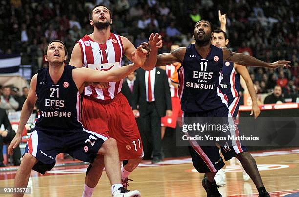 Linas Kleiza, #11 of Olympiacos Piraeus competes with Bostjan Nachbar, #21 and Bootsy Thornton, #11 of Efes Pilsen Istanbul during the Euroleague...