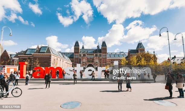 je signe d’amsterdam sur le museumplein, rijksmuseum - lettre i photos et images de collection