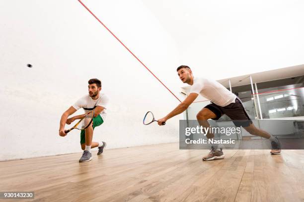 mannen spelen squash op hof - squash sport stockfoto's en -beelden