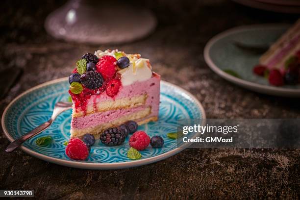 torta a strati di bacche con panna montata - gateaux foto e immagini stock