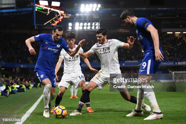 Davide Zappacosta of Chelsea, Chung-Yong Lee of Crystal Palace, James Tomkins of Crystal Palace and Alvaro Morata of Chelsea all battle for possesion...