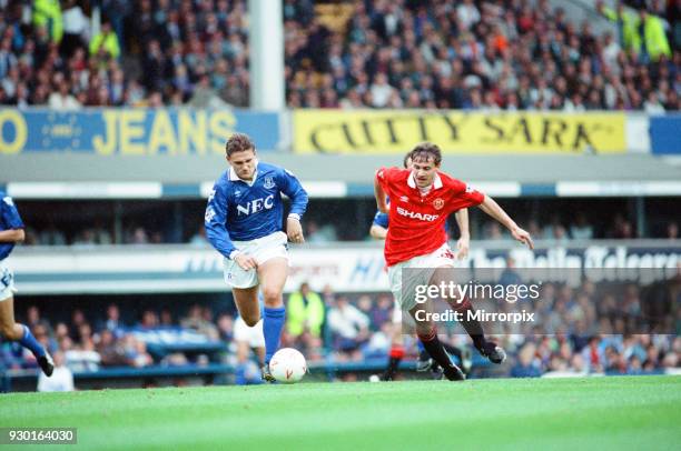 Everton 0-2 Manchester United, league match at Goodison Park, Saturday 12th September 1992. Andrei Kanchelskis .