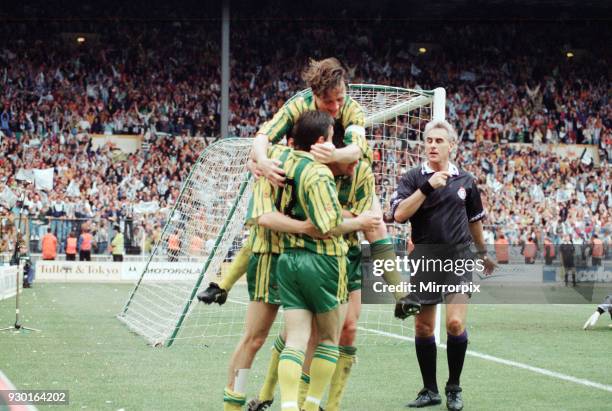 English League Division Two Play Off Final at Wembley Stadium. West Bromwich Albion 3 v Port Vale 0. Celebrations for West Brom, 30th May 1993.