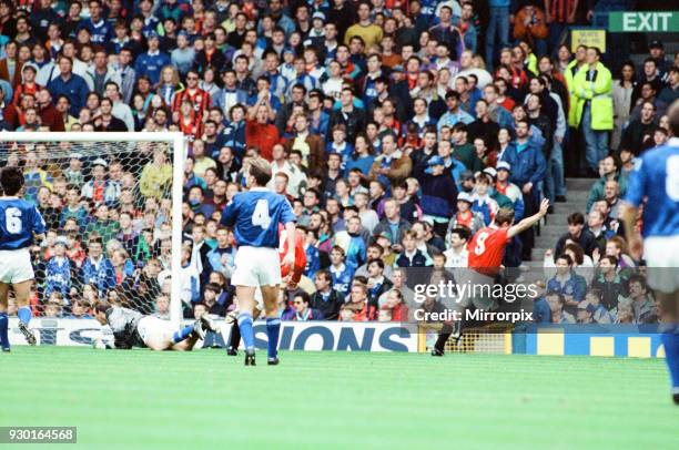 Everton 0-2 Manchester United, league match at Goodison Park, Saturday 12th September 1992. Brian McClair, turns to celebrate after scoring goal.