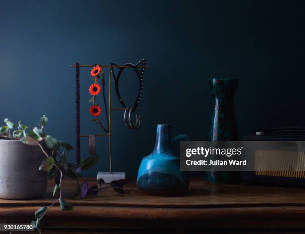 bedroom chest of drawers with objects - bedroom radio stockfoto's en -beelden