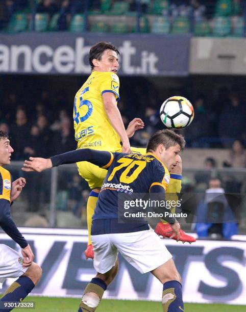 Roberto Inglese of Chievo Verona battles for an aerial ball with Bruno Petkovic of Hellas Verona during the serie A match between Hellas Verona FC...