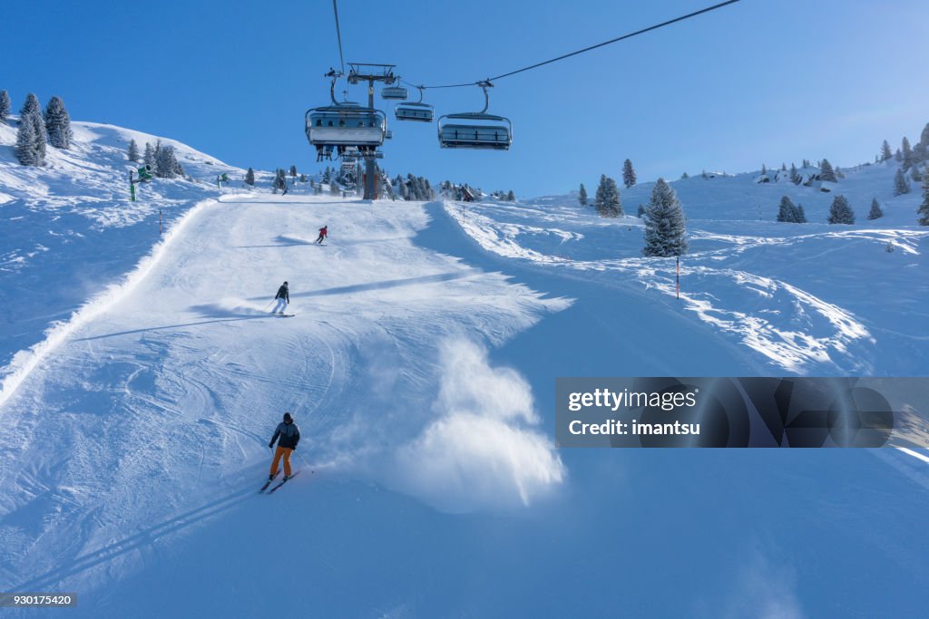 Sciatori e impianti di risalita sulla pista della Zillertal Arena