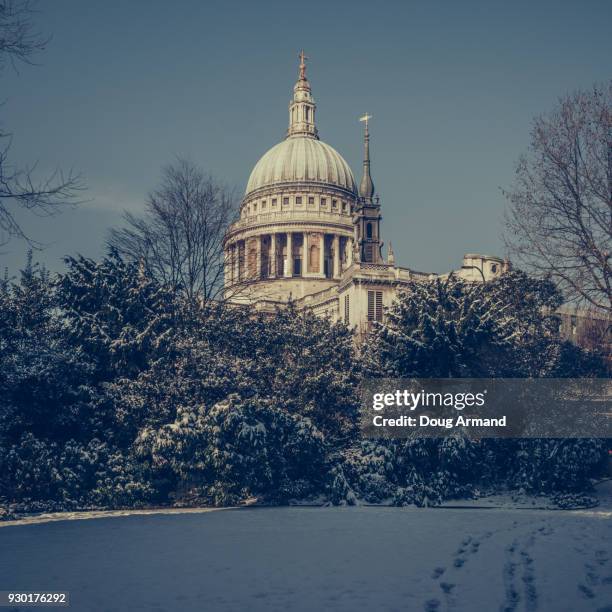 a snowy st paul's cathedral, london, uk - doug armand stockfoto's en -beelden