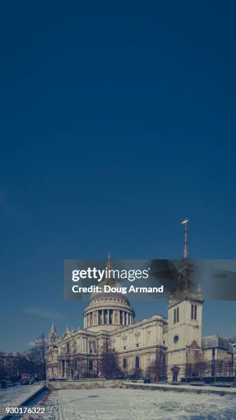 a snowy st paul's cathedral, london, uk - doug armand stockfoto's en -beelden