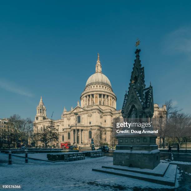 a snowy st paul's cathedral, london, uk - doug armand stockfoto's en -beelden