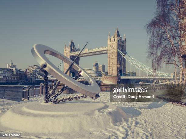london, uk - 28th febuary 2018: tower bridge and sculpture called timepiece by artist wendy taylor in 1973, st katharine docks, london, uk - doug armand ストックフォトと画像