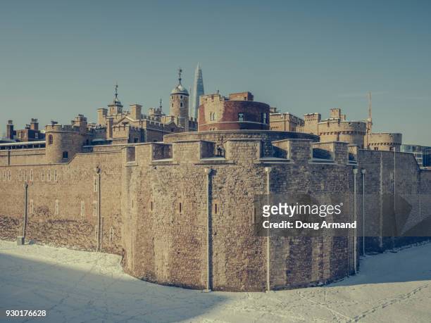 a snow covered tower of london, london, uk - doug armand stockfoto's en -beelden