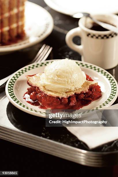 cherry pie with ice cream - cherry pie stockfoto's en -beelden