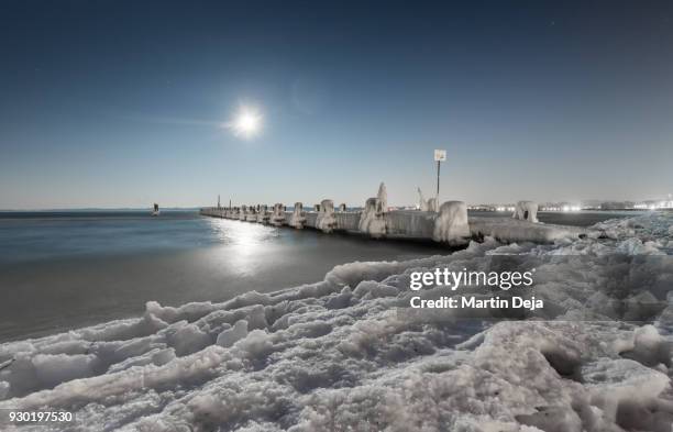 lübeck travemünde frozen jetty in winter at night - travemünde stockfoto's en -beelden