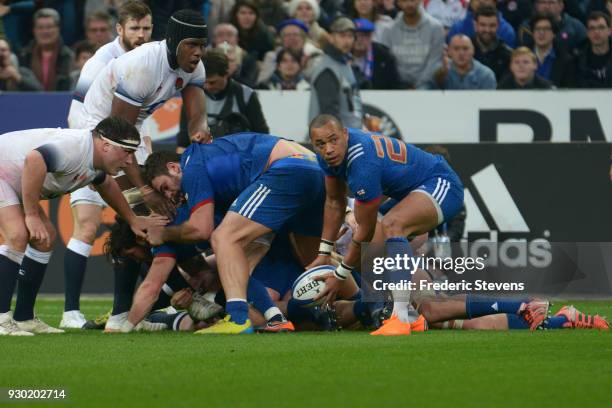 Gael Fickou of France passes the ball during the NatWest Six Nations match between France and England at Stade de France on March 10, 2018 in Paris,...