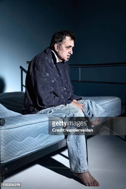 depressief, one-legged man in zijn grimmige kamer - vandervelden stockfoto's en -beelden