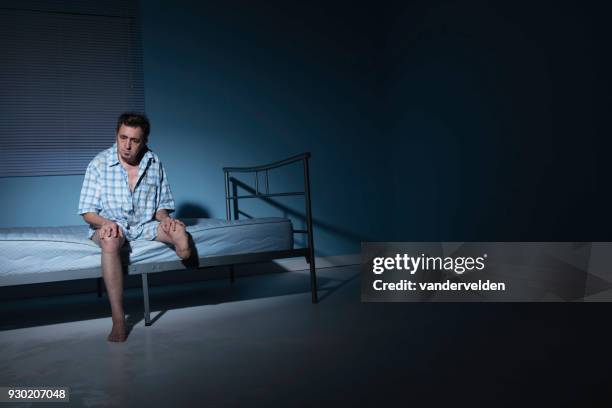 depressief, one-legged man in zijn grimmige kamer - vandervelden stockfoto's en -beelden